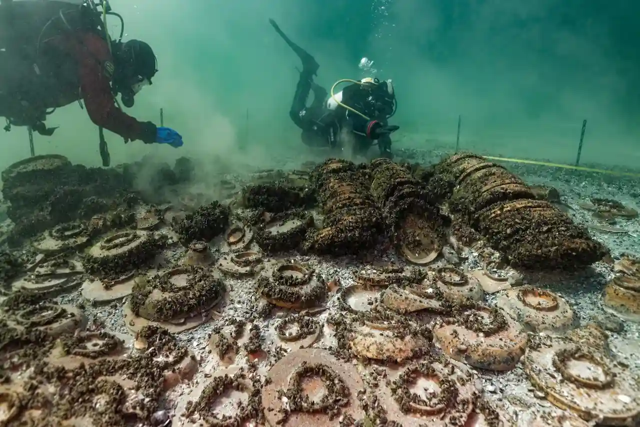 The cargo of a Roman vessel loaded with olive oil amphorae from the Iberian Peninsula discovered at the bottom of Lake Neuch&acirc;tel